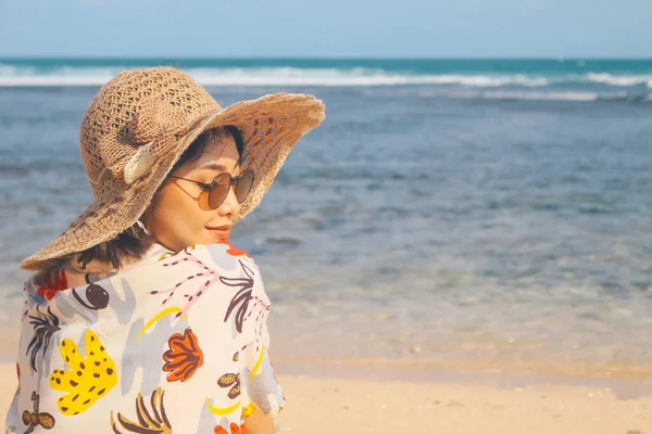 Porträtt Glad Leende Asiatisk Kvinna Stranden Bära Hatt — Stockfoto
