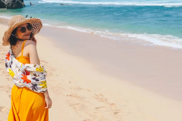 Retrato Mujer Asiática Sonriente Feliz Playa Una Hermosa Chica Bonita —  Fotos de Stock