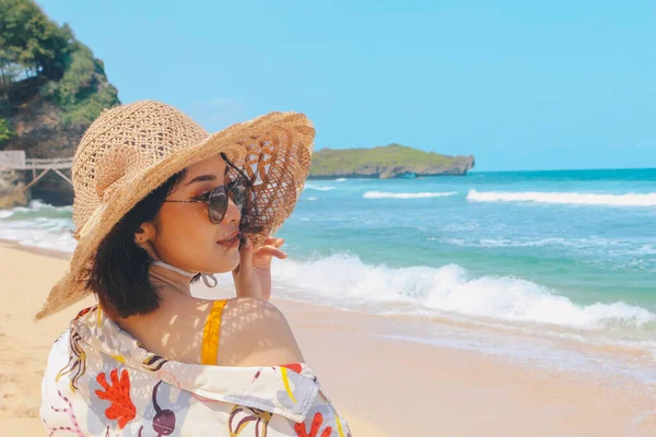 Retrato Mujer Asiática Sonriente Feliz Playa Una Hermosa Chica Bonita —  Fotos de Stock