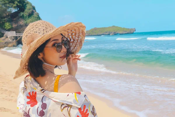 Retrato Mujer Asiática Sonriente Feliz Playa Una Hermosa Chica Bonita —  Fotos de Stock