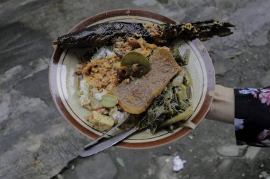 Mangut Baharatlı Yayın Balığı Yogyakarta 'nın geleneksel yemeklerinden biridir.