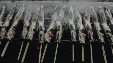 Yogyakarta, Endonezya 'da ya da normalde Mangut lele olarak adlandırılan sıcak kömür sobasında ızgara kedi balığı..