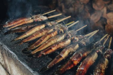 Yogyakarta, Endonezya 'da ya da normalde Mangut lele olarak adlandırılan sıcak kömür sobasında ızgara kedi balığı..