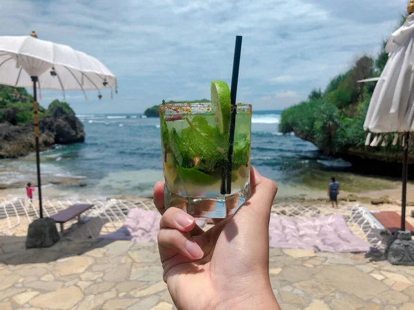 Manos Con Cócteles Mojito Playa — Foto de Stock