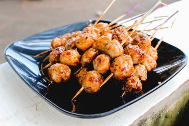 Izgara fırında ızgara Köfte Satay pişiriyorum. Bu geleneksel Endonezya sokak yemekleri köfteden yapılır..