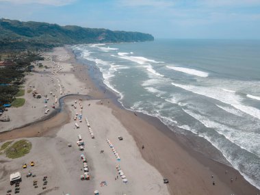 Okyanusun yakınındaki kumlu parangtritin büyük dalgalı havadan görünüşü