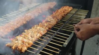 Tavuk satay ya da tavuk derisi satay baharat ve kırmızı biber sosuyla marine edilmiş ızgara tavuk şişi.