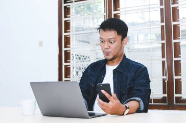 Genç Asyalı adam şok oldu ve laptopta ne gördüğünü hayrete düşürdü..