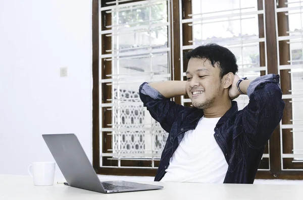 Jovem Asiático Relaxante Confortável Escritório Cadeira Mãos Atrás Cabeça Quando — Fotografia de Stock