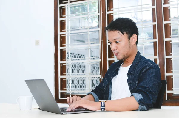Jovem Asiático Homem Chocado Wow Que Ele Laptop Quando Chamada — Fotografia de Stock