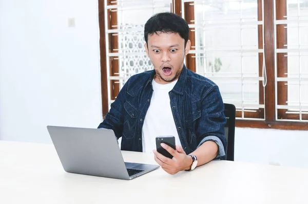 Jovem Asiático Homem Chocado Wow Que Ele Laptop Quando Chamada — Fotografia de Stock