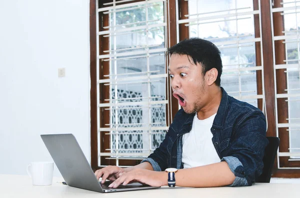 Jonge Aziatische Man Geschokt Wow Wat Hij Ziet Laptop — Stockfoto