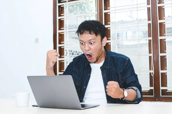 Jovem Asiático Homem Chocado Wow Que Ele Laptop — Fotografia de Stock