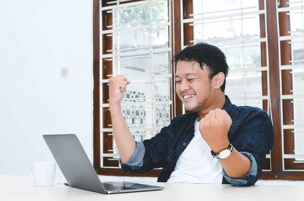 Feliz Animado Sorridente Jovem Asiático Levantando Braço Para Celebrar Sucesso — Fotografia de Stock