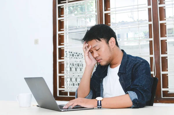 Jovem Asiático Sentindo Estresse Confundir Quando Laptop Trabalho Mesa — Fotografia de Stock