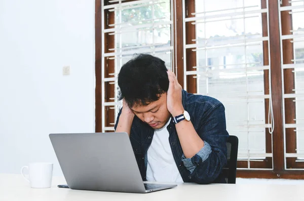 Jovem Asiático Sentindo Estresse Confundir Quando Laptop Trabalho Mesa — Fotografia de Stock