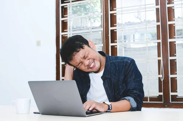 Jovem Asiático Sentindo Estresse Confundir Quando Laptop Trabalho Mesa — Fotografia de Stock