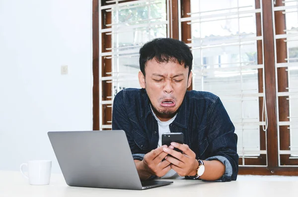 Jovem Ásia Homem Sentimento Triste Quando Trabalho Laptop Telefone Mesa — Fotografia de Stock