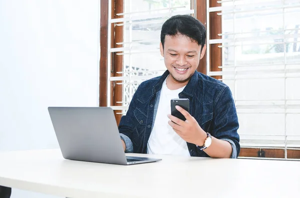 Jovem Asiático Sentindo Feliz Sorrir Quando Trabalha Com Telefone Laptop — Fotografia de Stock
