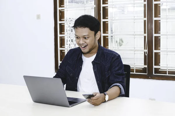 Jovem Asiático Sentindo Feliz Sorrir Quando Trabalha Com Telefone Laptop — Fotografia de Stock