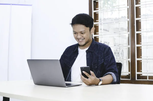 Jovem Asiático Sentindo Feliz Sorrir Quando Trabalha Com Telefone Laptop — Fotografia de Stock