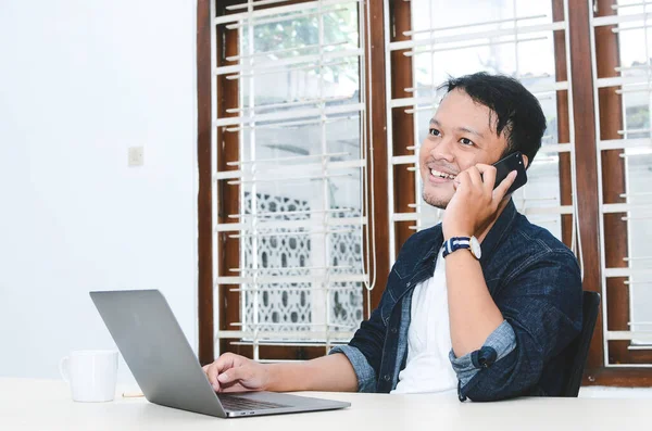 Jovem Asiático Homem Feliz Sorrir Que Ele Laptop Quando Chamada — Fotografia de Stock