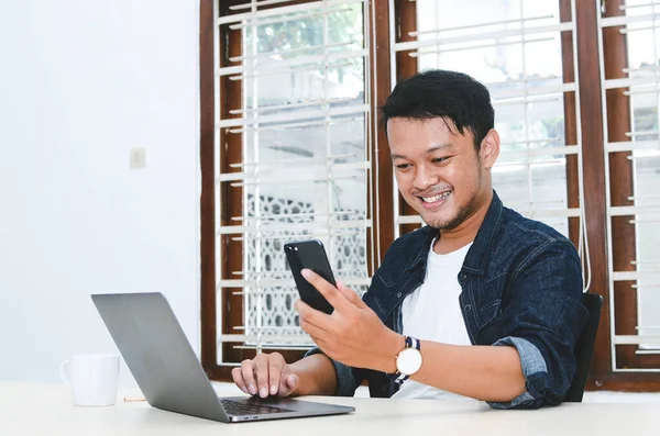 Jovem Asiático Homem Feliz Sorrir Que Ele Laptop Quando Chamada — Fotografia de Stock