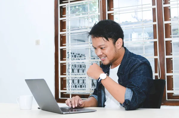 Jovem Asiático Sentindo Feliz Sorrir Quando Laptop Trabalho Mesa Indonésio — Fotografia de Stock