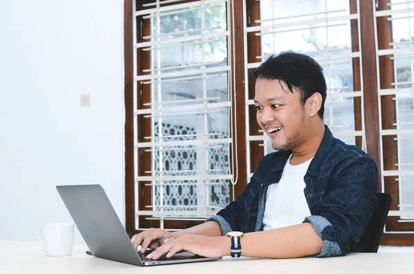 Ung Asiatisk Man Känner Sig Glad Och Ler När Arbetet — Stockfoto