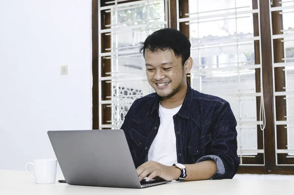 Jovem Asiático Sentindo Feliz Sorrir Quando Laptop Trabalho Mesa Indonésio — Fotografia de Stock