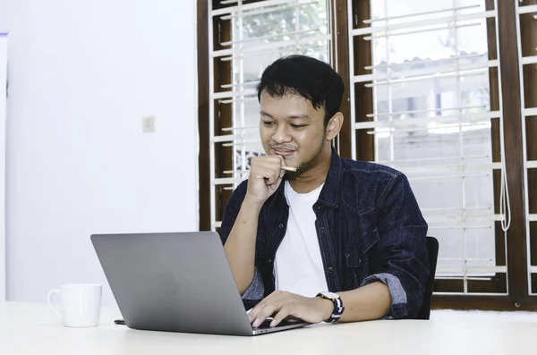 Jovem Asiático Sentindo Feliz Sorrir Quando Laptop Trabalho Mesa Indonésio — Fotografia de Stock