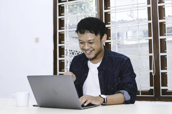 Ung Asiatisk Man Känner Sig Glad Och Ler När Arbetet — Stockfoto