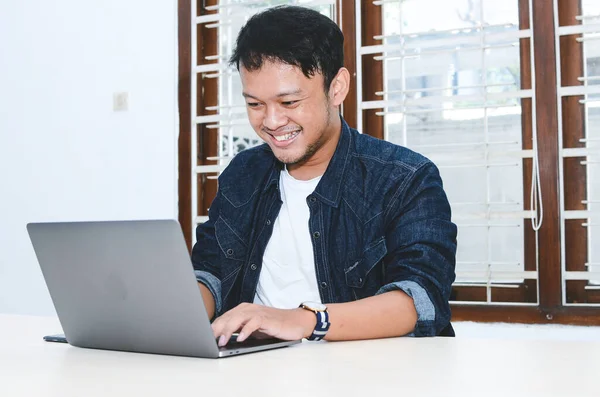 Jovem Asiático Sentindo Feliz Sorrir Quando Laptop Trabalho Mesa Indonésio — Fotografia de Stock