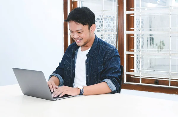 Jovem Asiático Sentindo Feliz Sorrir Quando Laptop Trabalho Mesa Indonésio — Fotografia de Stock