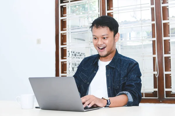 Jovem Asiático Sentindo Feliz Sorrir Quando Laptop Trabalho Mesa Indonésio — Fotografia de Stock