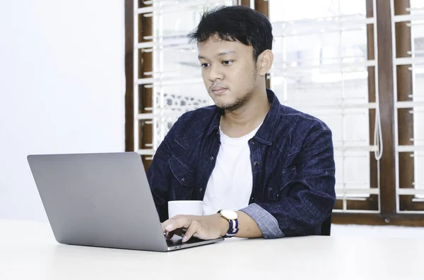 Giovane Asiatico Uomo Feeling Serious Quando Lavoro Laptop Table — Foto Stock
