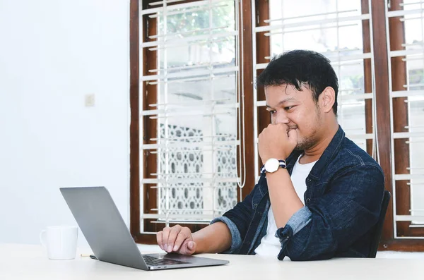 Jovem Ásia Homem Sentimento Sério Quando Trabalho Laptop Mesa — Fotografia de Stock