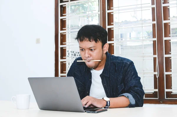Ung Asiatisk Man Känner Sig Allvarlig När Arbetet Bärbar Dator — Stockfoto