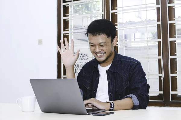 Jovem Asiático Homem Feliz Animado Quando Chamada Vídeo Com Laptop — Fotografia de Stock