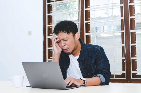 Jovem Asiático Sentindo Estresse Triste Quando Laptop Trabalho Mesa — Fotografia de Stock