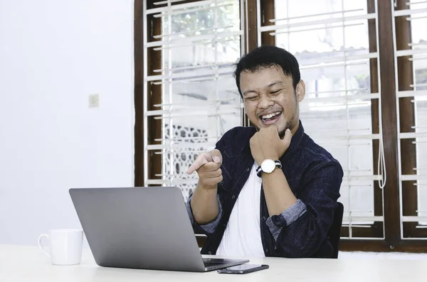 Ung Asiatisk Man Glad Och Upphetsad När Videosamtal Med Laptop — Stockfoto