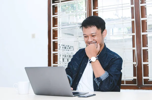 Jovem Asiático Homem Feliz Animado Quando Chamada Vídeo Com Laptop — Fotografia de Stock