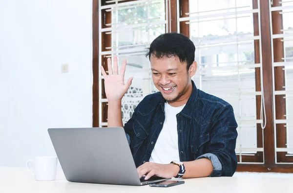 Jovem Asiático Homem Feliz Animado Quando Chamada Vídeo Com Laptop — Fotografia de Stock