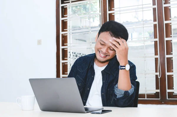 Jovem Asiático Homem Feliz Animado Quando Chamada Vídeo Com Laptop — Fotografia de Stock