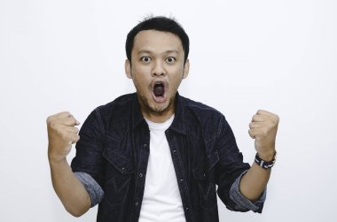 Eli açık Asyalı genç bir adamın şok olmuş yüzü. Reklam modeli konsepti.