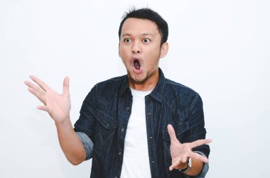 Eli açık Asyalı genç bir adamın şok olmuş yüzü. Reklam modeli konsepti.