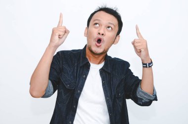 Beyaz tişörtlü, elleri boş Asyalı genç adamın şok olmuş yüzü..