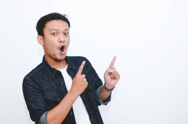 Beyaz tişörtlü, elleri boş Asyalı genç adamın şok olmuş yüzü..