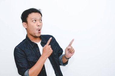 Beyaz tişörtlü, elleri boş Asyalı genç adamın şok olmuş yüzü..