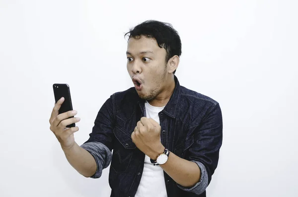 Ung Asiatisk Man Chockad När Han Ser Och Pekar Smartphone — Stockfoto
